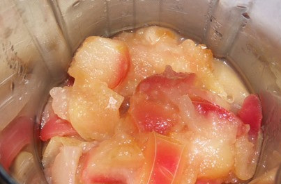 1. Этап. Пюре из яблок со сгущёнкой: 2. Когда яблоки уже будут готовы, перекладываем их в блендер и взбиваем в пюре.