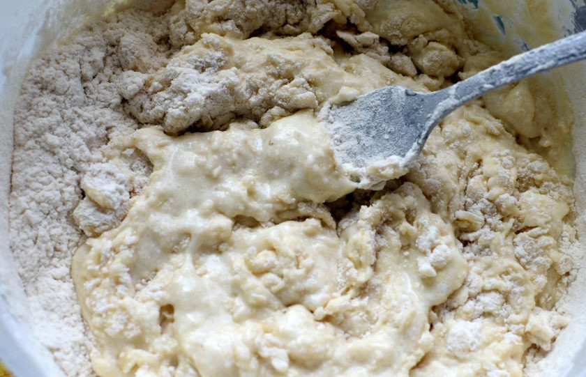 1. Этап. Воздушные сырные вафли: Добавьте просеянную с содой муку, лучше брать муку первого сорта. Добавьте немного кукурузной муки для большей рассыпчатости теста. Влейте масло и так же вилкой вымешайте тесто немного гуще, чем на оладьи. Добавьте лимонный сок и еще раз перемешайте.