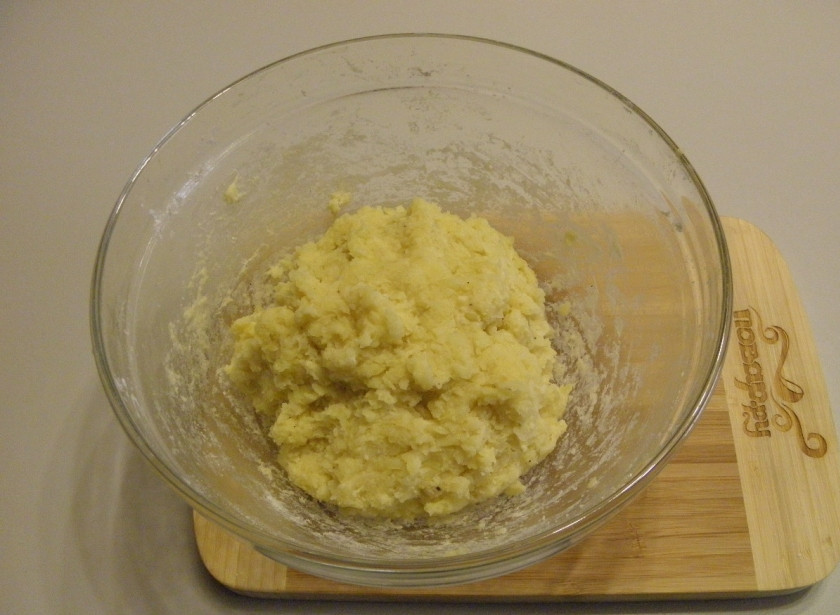 1. Этап. Зразы картофельные с грибами: Замесите некрутое картофельное тесто.