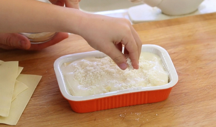 1. Этап. Семга под соусом Бешамель: 5. Заливаем сверху обильно нашим соусом и посыпаем тертым пармезаном.