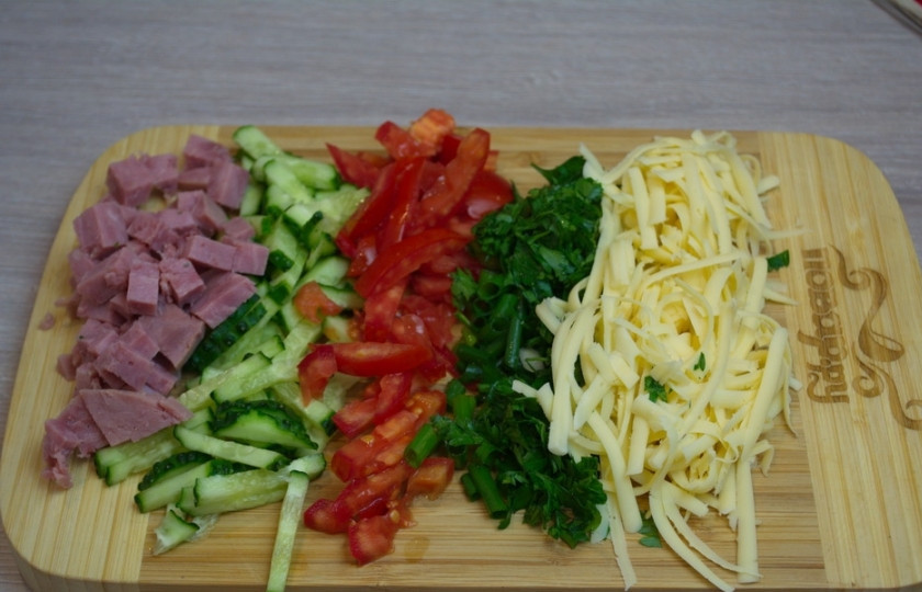 1. Этап. Кесадилья классическая: Натрите на терке твердый сыр. Измельчите зелень и нарежьте кубиками колбасу или ветчину. Лучше использовать ветчину. Она сочная.