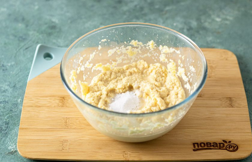 1. Этап. Булочки без глютена: Добавьте растопленное масло, перемешайте. Затем добавьте соду, соль и разрыхлитель, снова пробейте блендером.