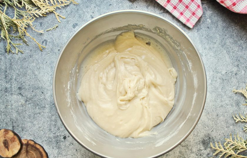 1. Этап. Кексы Нежность: Муку соедините с разрыхлителем и просейте в миску. Все аккуратно перемешайте до однородного теста.