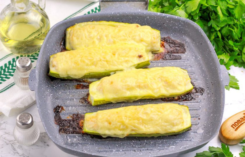 1. Этап. Кабачки с чесноком и фаршем: Разогрейте духовку до 180 градусов и смажьте форму растительным маслом. Кабачки с фаршем тоже смажьте сверху маслом и отправьте запекаться на 30-40 минут до румяности фарша. Затем накройте их сыром и запеките еще 5 минут.