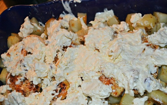 1. Этап. Куриная грудка с картофелем: 9. Выложите ранее приготовленную сырную смесь и распределите по всей поверхности.