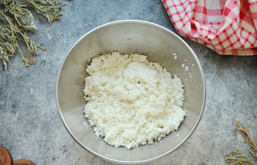 1. Этап. Творожное мороженое: Творог дважды протрите через мелкое сито или пробейте погружным блендером до гладкой массы.