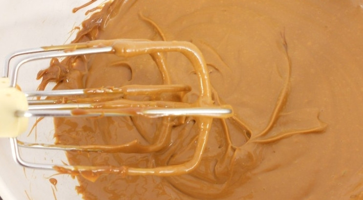 1. Этап. Торт из сгущенки: 2. Добавляем сгущенку. Я ее предварительно сварила и остудила. Соединяем ее с маслом, сметаной и маком.