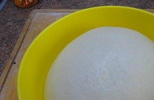 1. Этап. Булочки с сыром: Я использую сухие дрожжи, которые сразу добавляются в муку. Смешиваем сухие ингредиенты теста - муку, соль, сахар и дрожжи. Перемешиваем. Затем вливаем воду комнатной температуры и растительное масло. Замешиваем тесто и вымешиваем его 7-10 минут. Убираем на час в тёплое место.