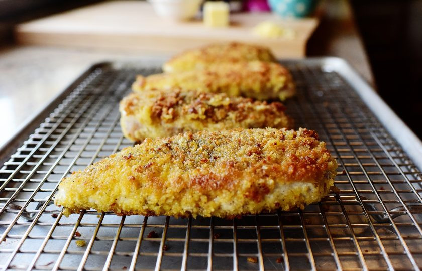 1. Этап. Куриная грудка в хрустящей панировке с сыром: 7. Поместите куриные грудки на решетку.