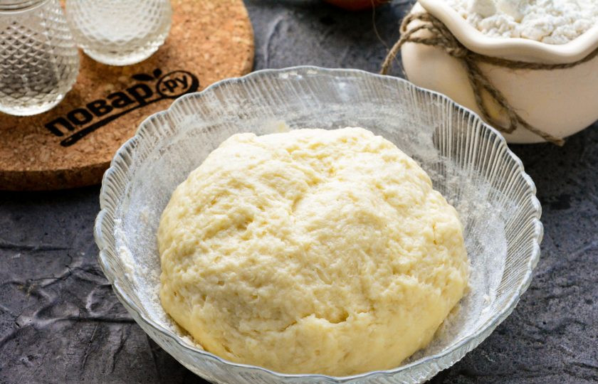 1. Этап. Кыстыбый с пюре: Замесите плотное эластичное тесто. Прикройте его полотенцем, пусть отдохнет 15-20 минут.