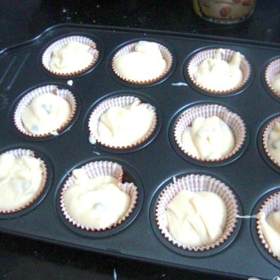 1. Этап. Банановые кексы в микроволновке: Влейте по ложке теста в формы.