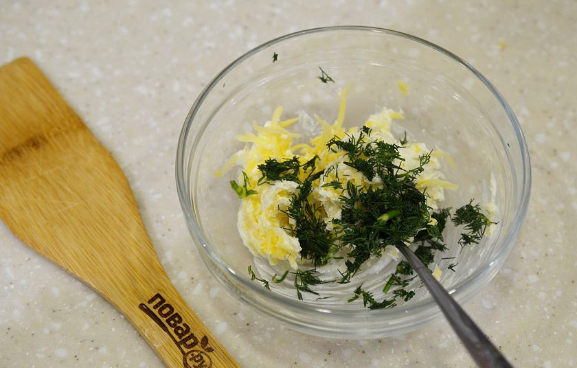 1. Этап. Праздничная закуска с семгой: 5. Добавьте нарезанную зелень и сливки.