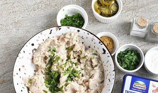 1. Этап. Котлеты рыбно-яичные: 2. Вмешать в фарш нарезанный зеленый лук, оставив немного в соус. Дать фаршу постоять в холодильнике минут 20.