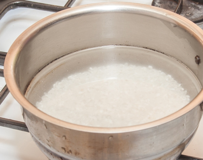 1. Этап. Пельмени с креветками: Для начала на необходимо отварить рис до полной готовности. Высыпаем его в кастрюльку, заливаем водой и ставим на огонь.