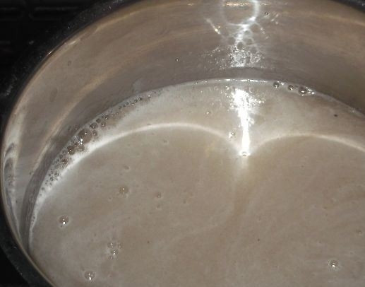 1. Этап. Варенье из одуванчика для печени: В подходящей по размеру кастрюльке сварите сахарный сироп. Для этого влейте в нее воду, поставьте на огонь и дождитесь, пока жидкость закипит. Всыпьте к воде килограмм сахара.