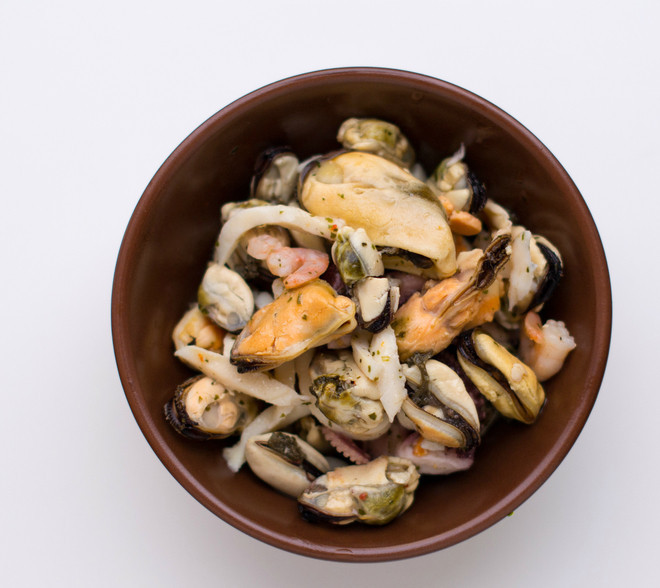 1. Этап. Морской коктейль с соевым соусом: 5. В отдельной кастрюле отварить морской коктейль. Вариантов, как сделать морской коктейль с соевым соусом несколько - можно сварить, а затем обжарить на сковороде со специями по вкусу.