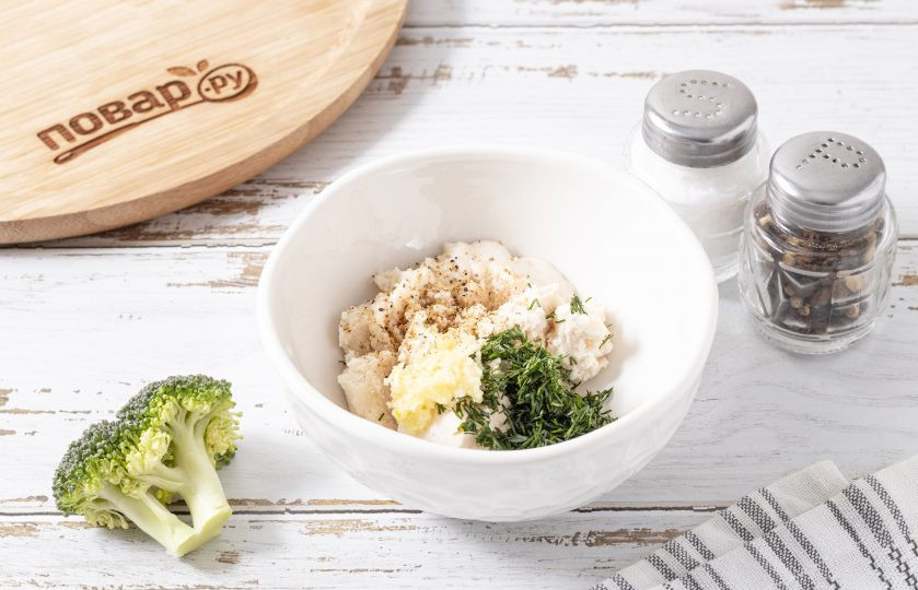 1. Этап. Брокколи с творожным сыром: В творожный сыр добавьте мелко порубленную зелень и измельченный зубчик чеснока. Посолите и поперчите по вкусу.