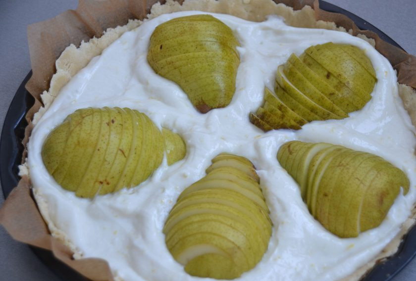 1. Этап. Пирог с грушей и сыром: Выложите груши поверх сырной начинки.