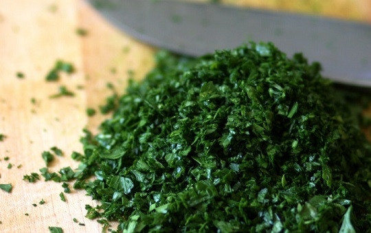 1. Этап. Гремолата: 1. Петрушку вымойте, обсушите и измельчите.