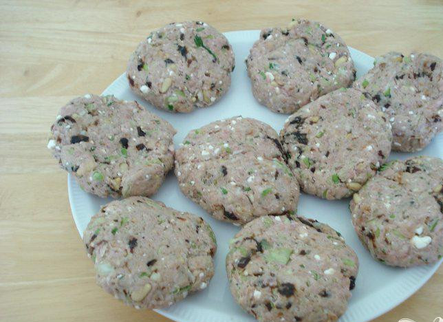 1. Этап. Баранина с фетой на мангале: 2. Придать фаршу форму котлет, накрыть и дать остыть в холодильнике как минимум 30 минут.