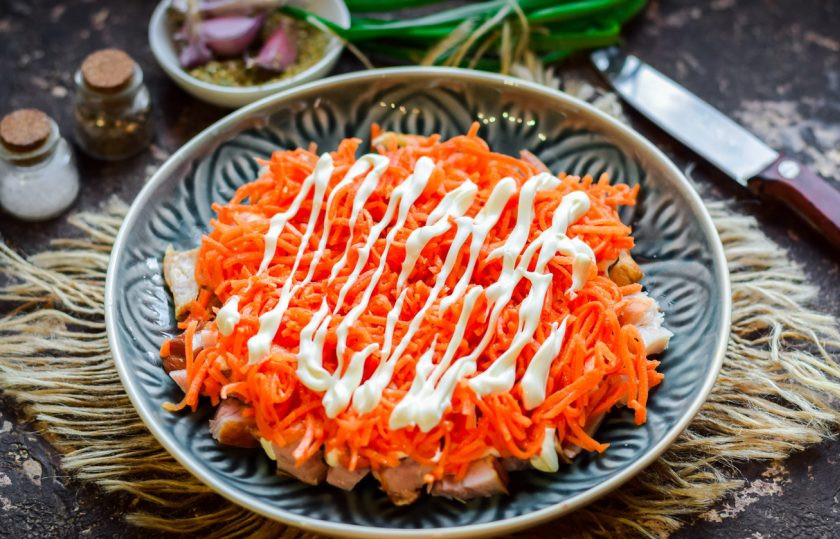 1. Этап. Салат Парус: Слегка промажьте морковь майонезом.