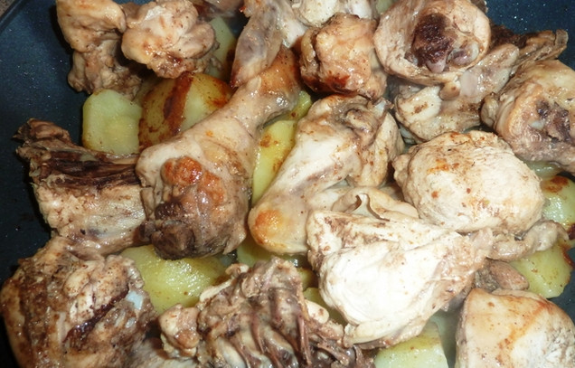 1. Этап. Курица, тушенная в казане: Положите обжаренный картофель в казанок, посыпьте пряностями. Сверху выложите куски курицы, полейте их растительным маслом. Тушите мясо с картофелем под закрытой крышкой 15-20 минут до готовности.