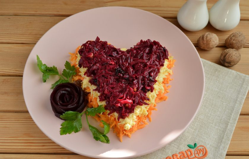 1. Этап. Салат Любовница: Возьмите большое блюдо, выложите салат слоями: морковный, сырный, свекольный. Я украсила салат розочкой из свеклы и петрушкой.