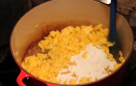 1. Этап. Персиковое варенье на скорую руку: 2. Выложить персики в кастрюлю и поставить на огонь. Всыпать пектин.