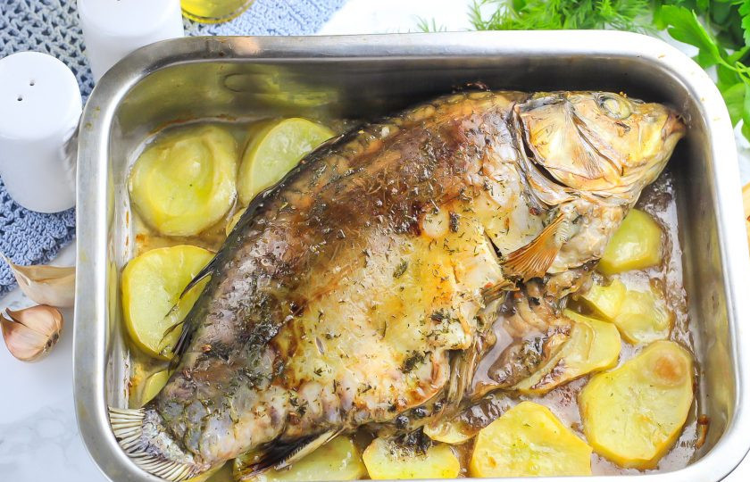 1. Этап. Золотистый карп с шалфеем: Разогрейте духовку до 200 градусов и запеките рыбу примерно 30-40 минут в зависимости от ее веса.