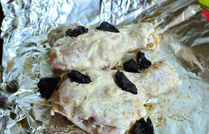 1. Этап. Куриные ножки с черносливом: Вымойте чернослив, разрежьте его на несколько кусочков и выложите к ножкам.