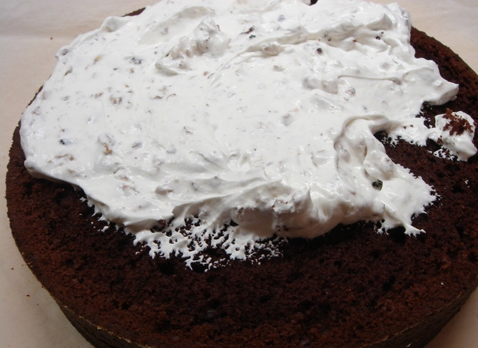 1. Этап. Поль Робсон торт: 5. Готовый бисквит достаньте из духовки и остудите, затем разрежьте на 4 коржа (один сделайте самым тонким). Смажьте каждый корж, кроме одного, приготовленным сметанным кремом, а также смажьте верхушку и бока.