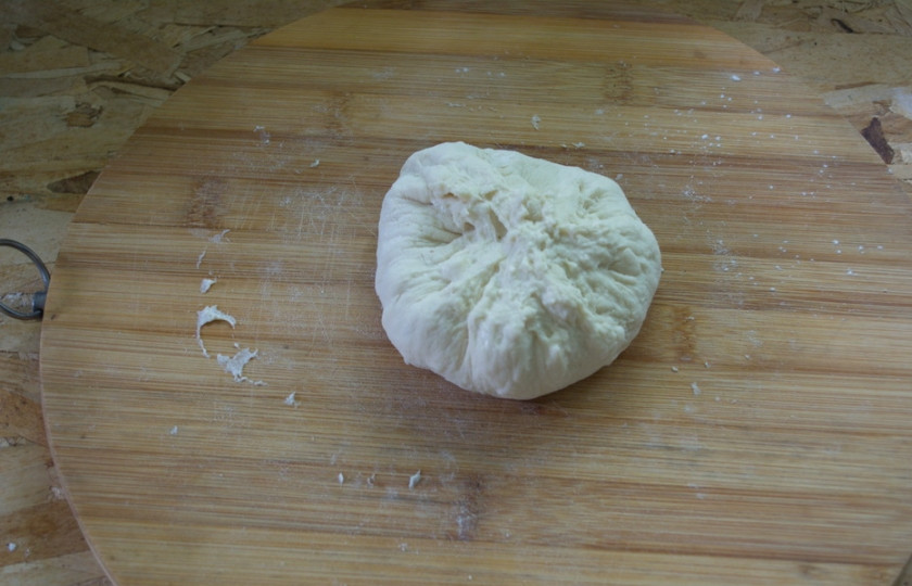 1. Этап. Хычины с сыром и зеленью: На блинчик теста выложите 2 ст. ложки начинки. Соберите края блинчика. Скрепите плотно.