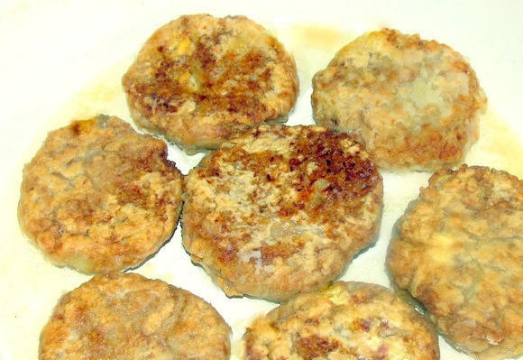 1. Этап. Котлеты из лисичек: Жарим в масле до золотисто-румяного цвета. Готово! Подаем котлетки с пюре и овощами. Приятного аппетита)