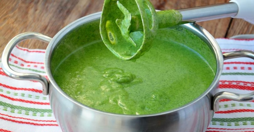 1. Этап. Суп с сухариками: Готовьте все на небольшом огне около 5 минут, затем добавьте сок лимона, измельченные веточки тимьяна и соль с перцем. Все хорошо перемешайте.