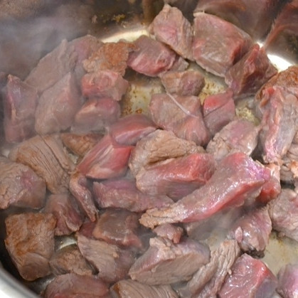 1. Этап. Мясо по-мароккански: В большой сковороде разогреваем оливковое масло. Когда сковорода нагреется, кладем в нее нарезанную средними кусочками говядину. Обжариваем на средне-сильном огне до образования коричневатой корочки мяса.