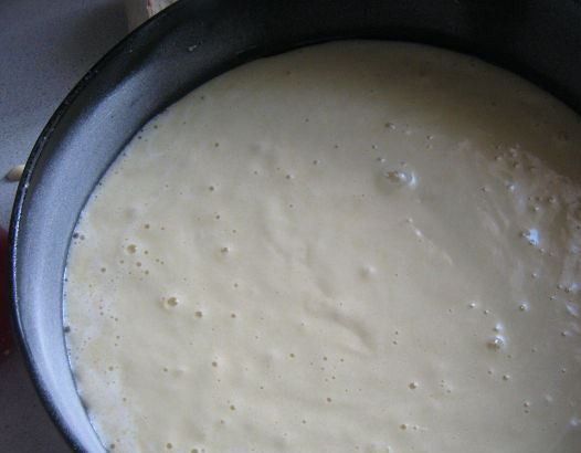 1. Этап. Торт Барбоскины: Форму для выпекания смазываем растительным маслом, а дно устилаем бумагой для выпечки. Вливаем в форму тесто.