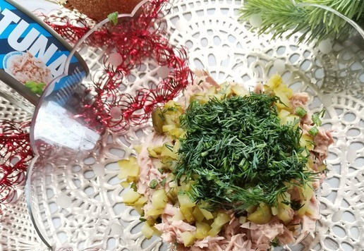 1. Этап. Салат Цветок моря: Мелко порубить укроп.