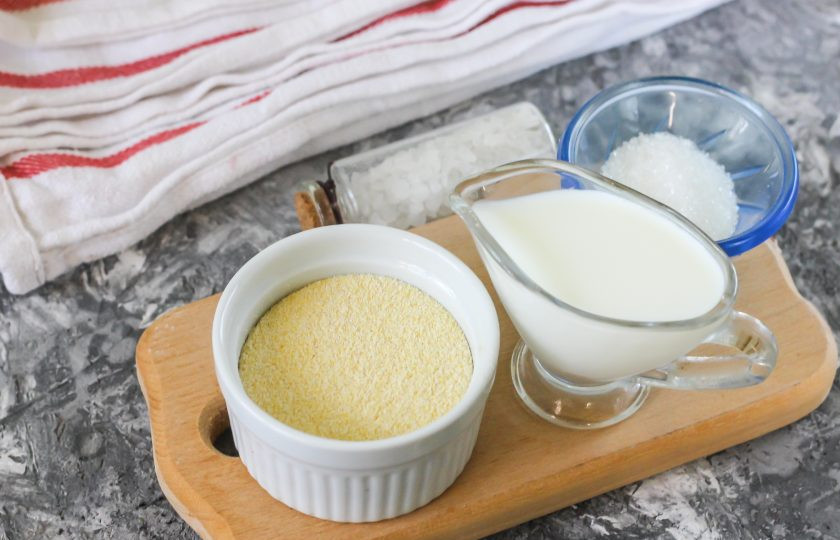 1. Этап. Кукурузная каша для грудничка: Подготовьте необходимые ингредиенты. Если у ребенка аллергия на белок коровьего молока, то вместо него используйте козье или отфильтрованную воду.