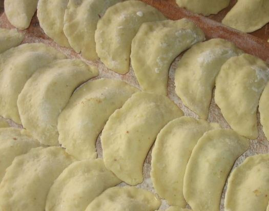 1. Этап. Вареники с печенью и картошкой: Тесто раскатываем до 2-3мм, с помощью стакана вырезаем кружочки. На кружочки кладем начинку и формируем вареник. Вареники отварите в кипящей воде, 3 минуты после всплытия. Откиньте вареники на дуршлаг.