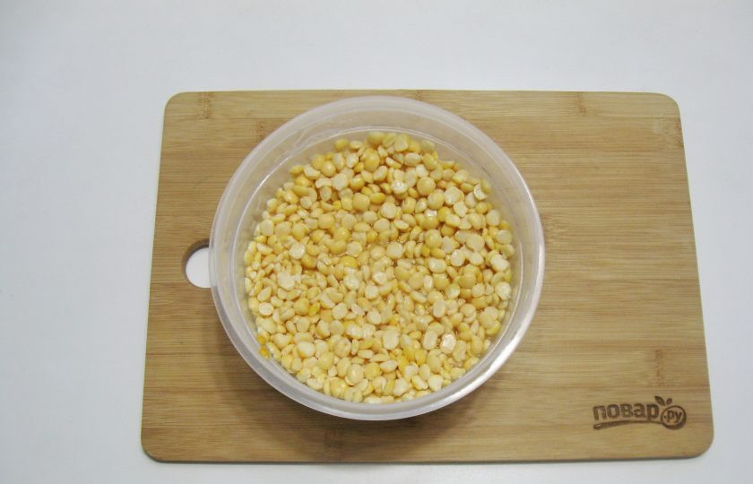 1. Этап. Гороховый суп с клецками: Горох тщательно помойте и залейте водой на 4-5 часов, а лучше на ночь.