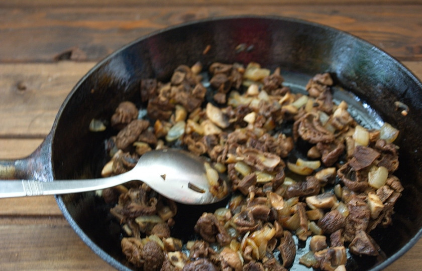 1. Этап. Пирожки с белыми грибами: Репчатый лук обжарьте на растительном масле, добавьте шампиньоны и обжарьте с луком. Добавьте в сковороду отварные нарезанные грибы. Обжариваем все вместе, добавляем соль, перец к начинке. Выключаем.