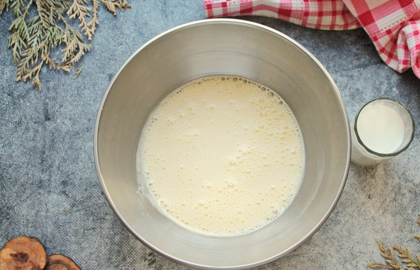 1. Этап. Турецкий шоколадный мокрый кекс: Влейте в миску молоко и перемешайте до однородной массы.