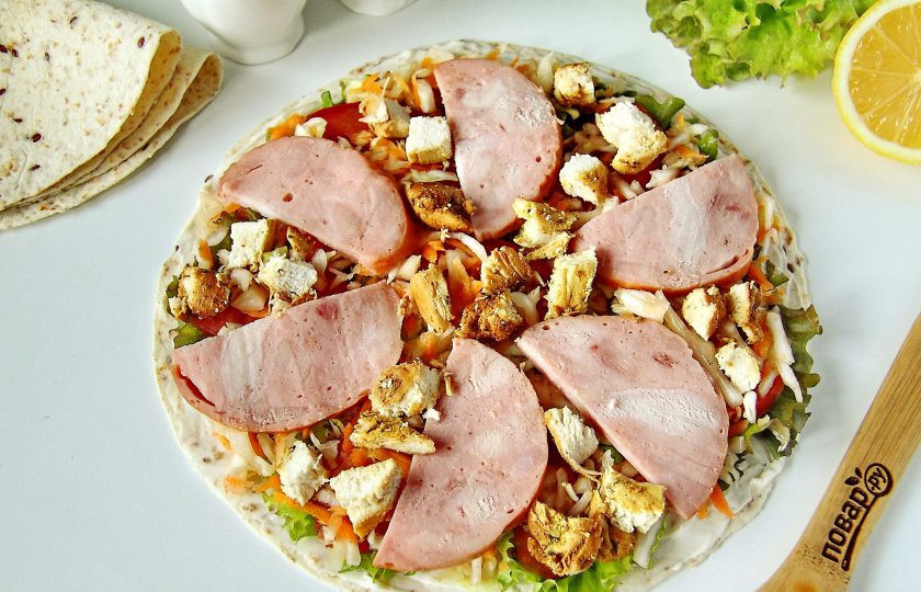 1. Этап. Ролл с сыром и ветчиной: Сверху положите ветчину и курицу.