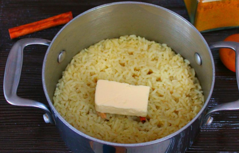 1. Этап. Рис с куркумой: Рис практически готов, добавляем сливочное масло и оставляем на горячей плите еще на 10 минут. За это время рис дойдет.