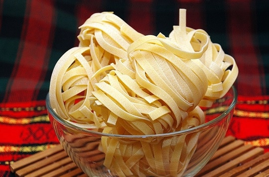 1. Этап. Лапшевник с яйцом: 1. Главный ингредиент этого блюда, конечно, лапша. В большую кастрюлю налейте воду, поставьте на огонь.