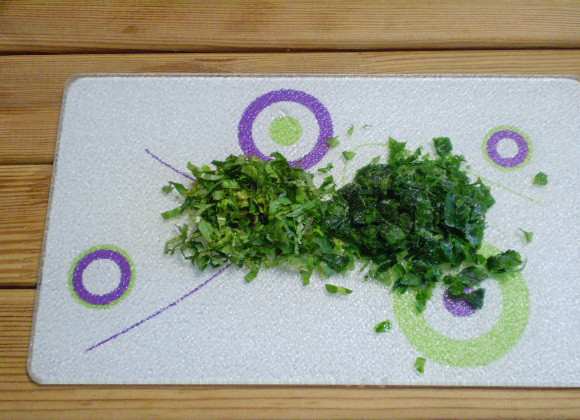 1. Этап. Блинчики с зеленью: 5. Зелень мелко рубим, часть зелени я использовала замороженной.