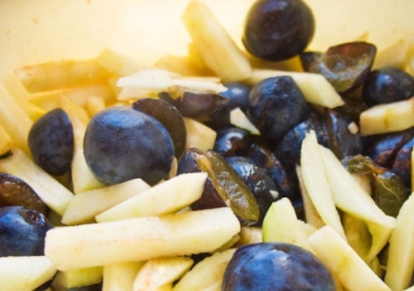 1. Этап. Мармелад из сливы: Яблоки очистите от кожуры и семечек и нарежьте кусочками. У слив удалите косточки.