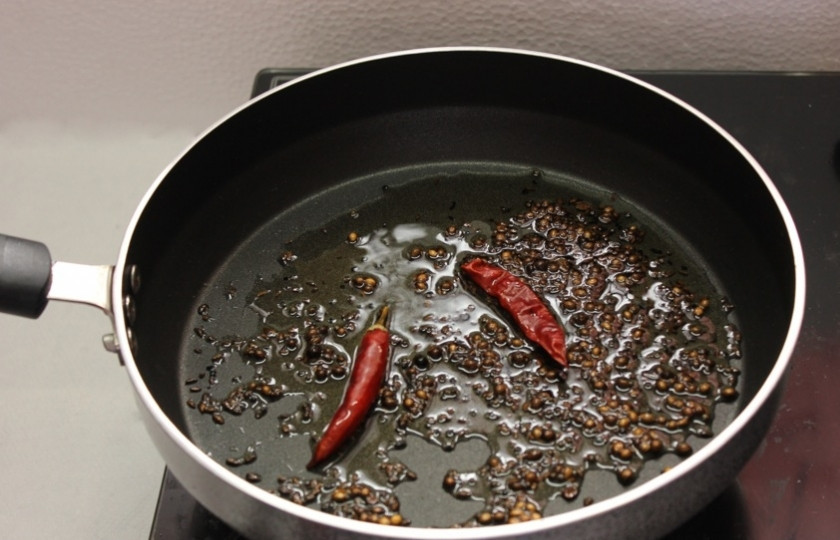 1. Этап. Чатни из манго: В сковороде разогрейте масло, обжарьте в нем перец и специи в течение 1-2 минуты на быстром огне.