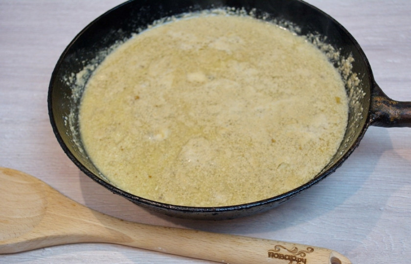 1. Этап. Классический сациви из курицы по-грузински: Наберите бульона из кастрюли с варившимся мясом. Влейте в сковороду и размешайте. Степень густоты соуса сациви можно регулировать самостоятельно. На 1 курицу весом до 2 кг. достаточно будет 2-3 половника бульона.