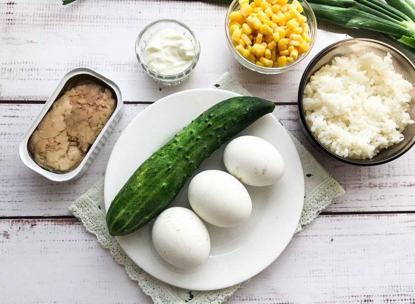 1. Этап. Салат Диана с печенью трески: Подготовьте все необходимые ингредиенты. Яйца отварите в подсоленной воде 7-8 минут. Рис отварите до готовности.